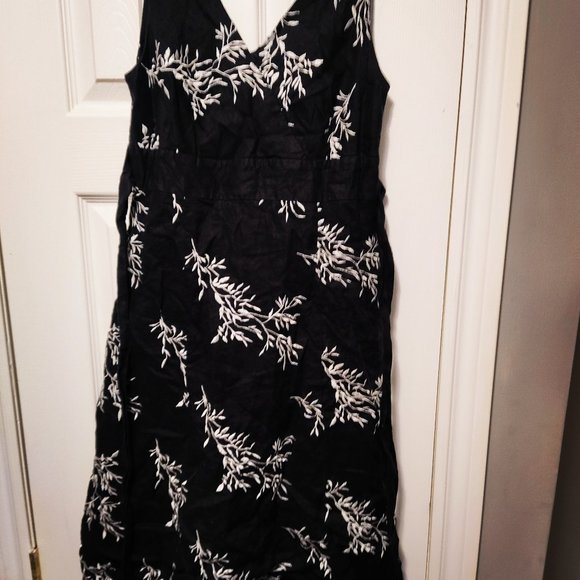Peter Nygard sleeveless dress. Black in color and size 6. - Picture 1 of 4